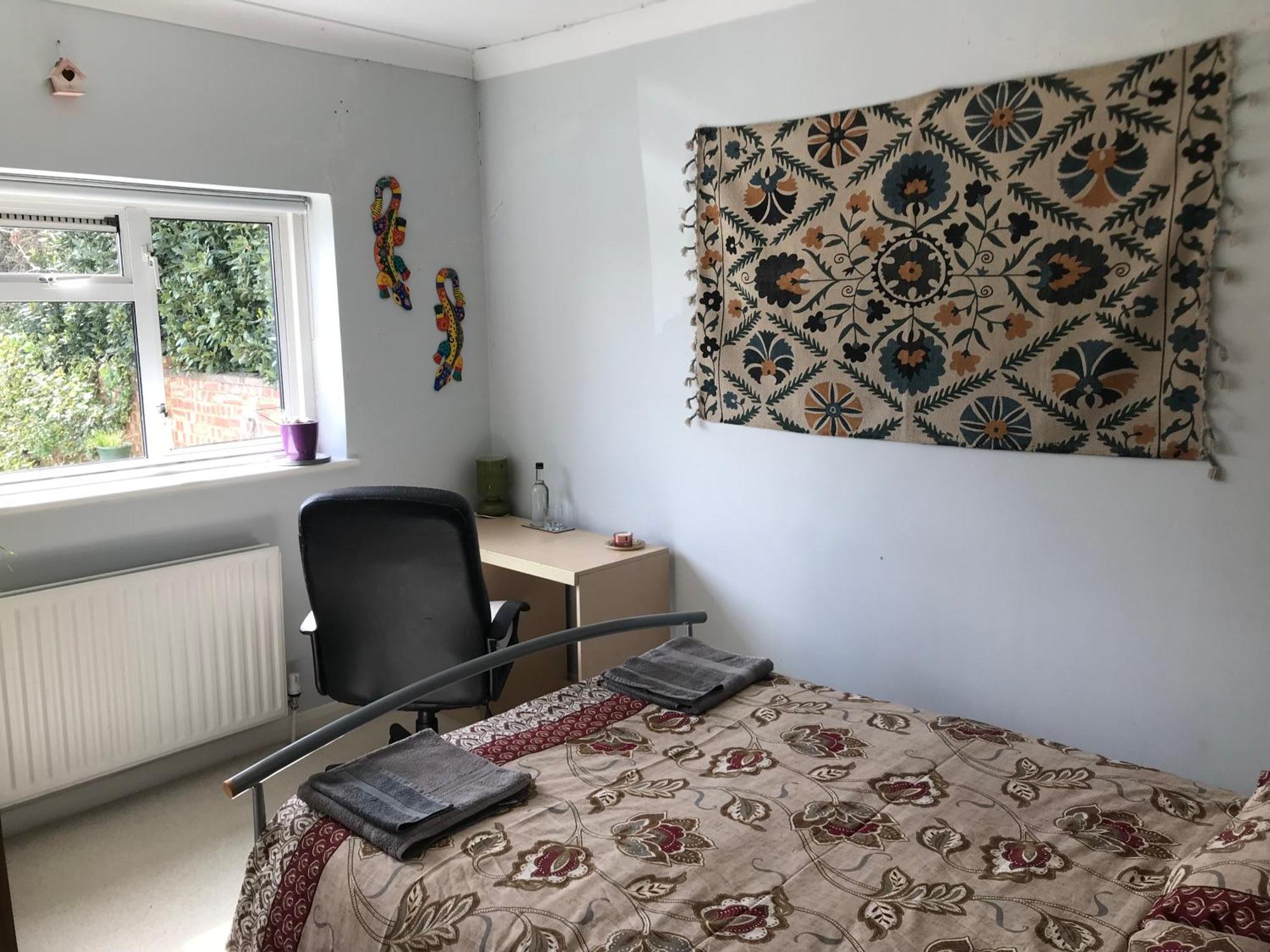 Cozy Double Bedroom In Stunning Bungalow On River Thames - Near Thorpe Park/Royal Holloway University/20Mins From Heathrow Staines-upon-Thames Екстер'єр фото