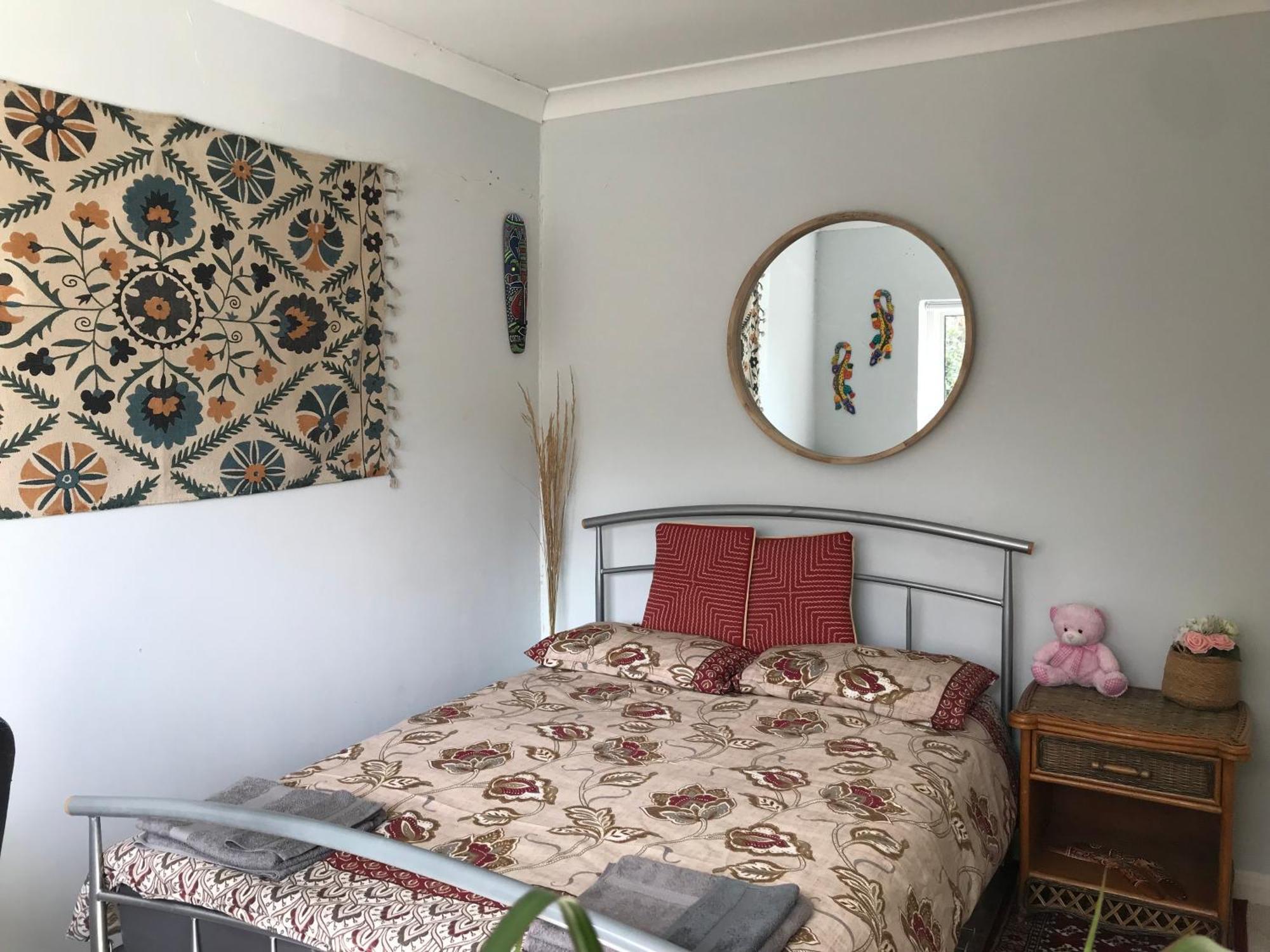Cozy Double Bedroom In Stunning Bungalow On River Thames - Near Thorpe Park/Royal Holloway University/20Mins From Heathrow Staines-upon-Thames Екстер'єр фото