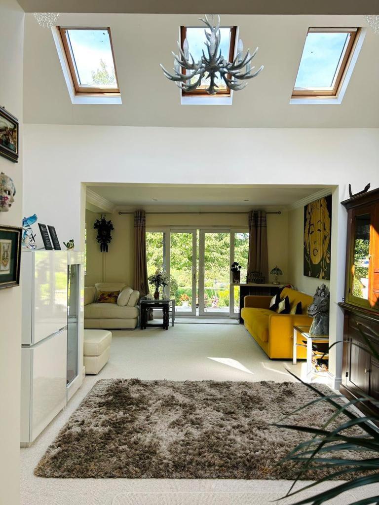 Cozy Double Bedroom In Stunning Bungalow On River Thames - Near Thorpe Park/Royal Holloway University/20Mins From Heathrow Staines-upon-Thames Екстер'єр фото