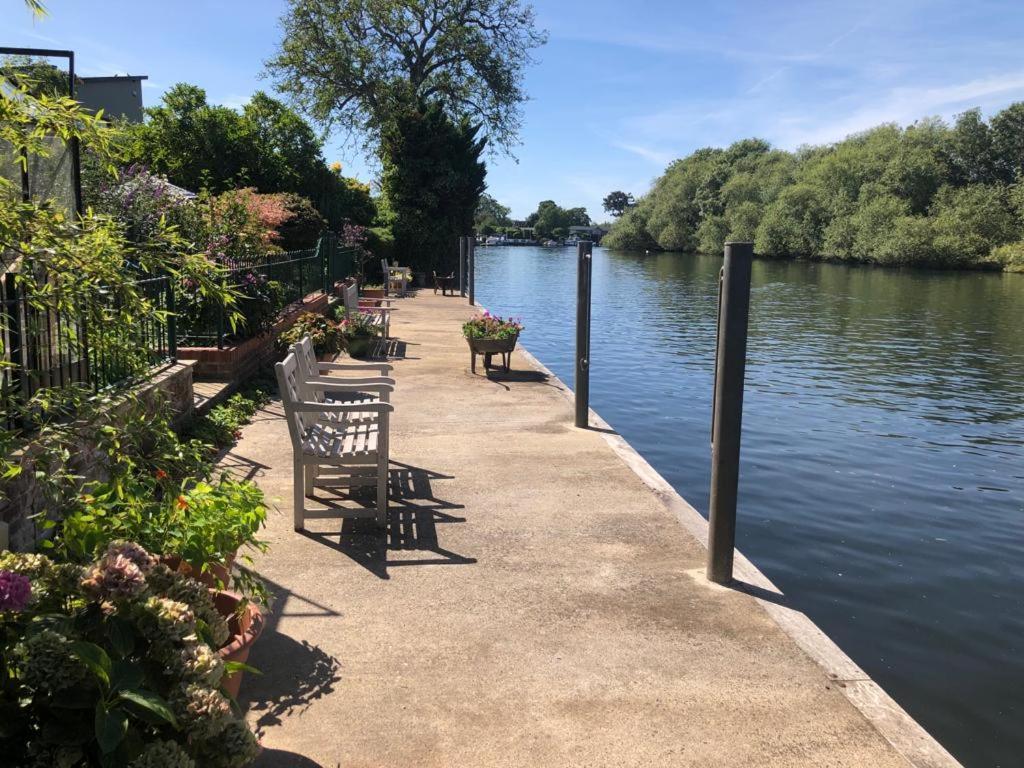 Cozy Double Bedroom In Stunning Bungalow On River Thames - Near Thorpe Park/Royal Holloway University/20Mins From Heathrow Staines-upon-Thames Екстер'єр фото