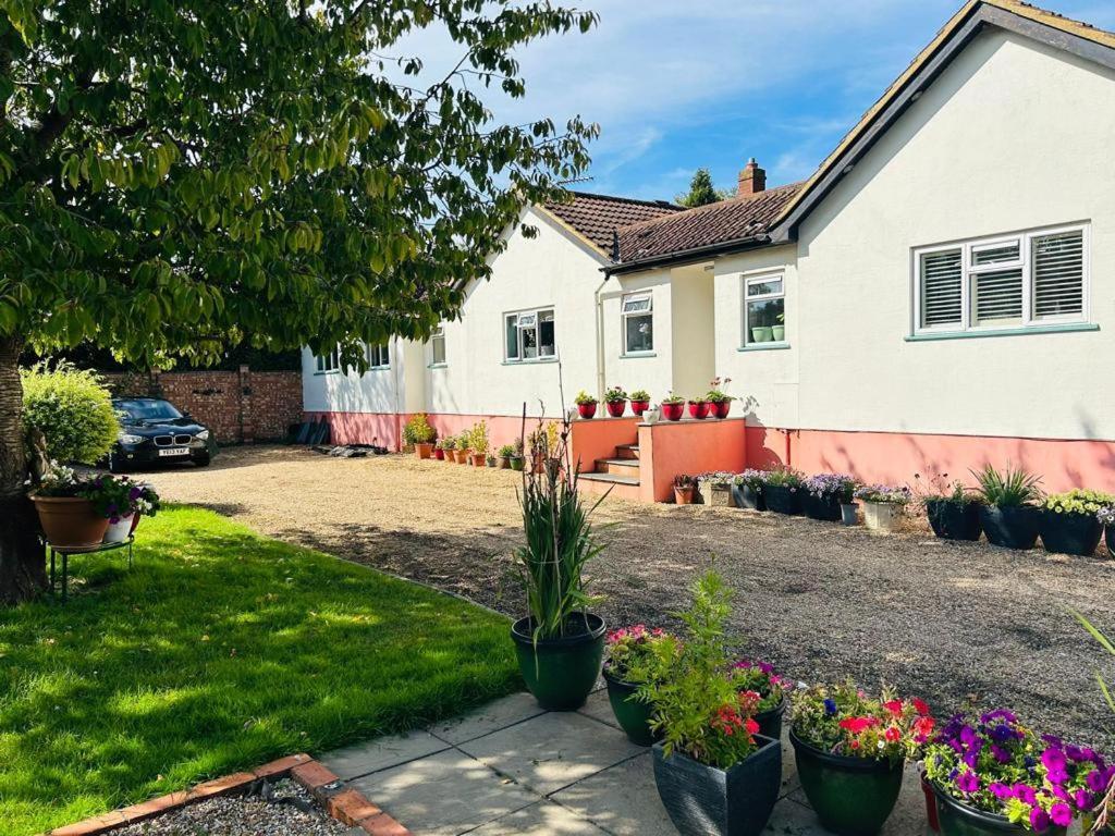 Cozy Double Bedroom In Stunning Bungalow On River Thames - Near Thorpe Park/Royal Holloway University/20Mins From Heathrow Staines-upon-Thames Екстер'єр фото