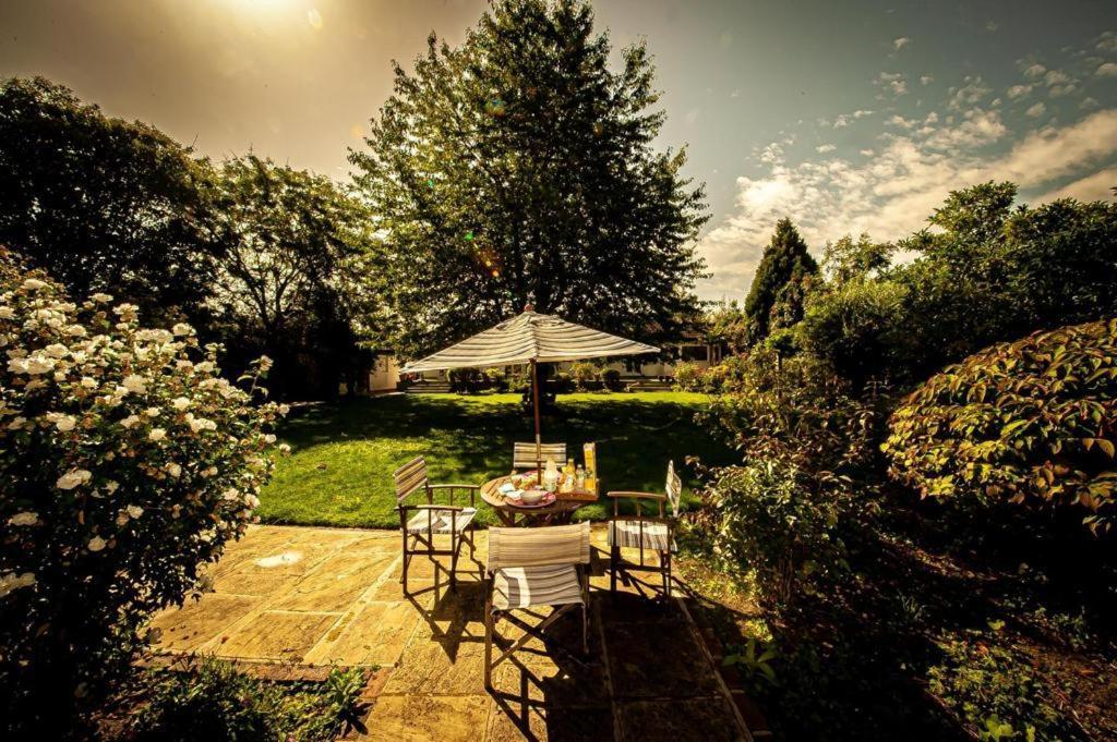 Cozy Double Bedroom In Stunning Bungalow On River Thames - Near Thorpe Park/Royal Holloway University/20Mins From Heathrow Staines-upon-Thames Екстер'єр фото