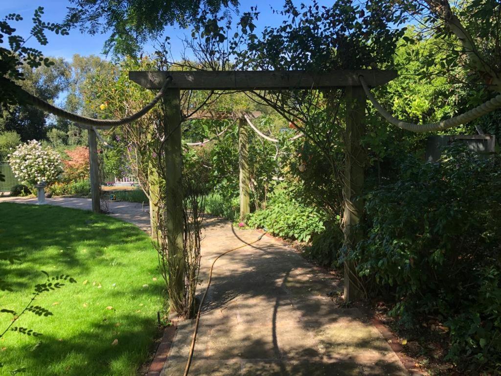 Cozy Double Bedroom In Stunning Bungalow On River Thames - Near Thorpe Park/Royal Holloway University/20Mins From Heathrow Staines-upon-Thames Екстер'єр фото