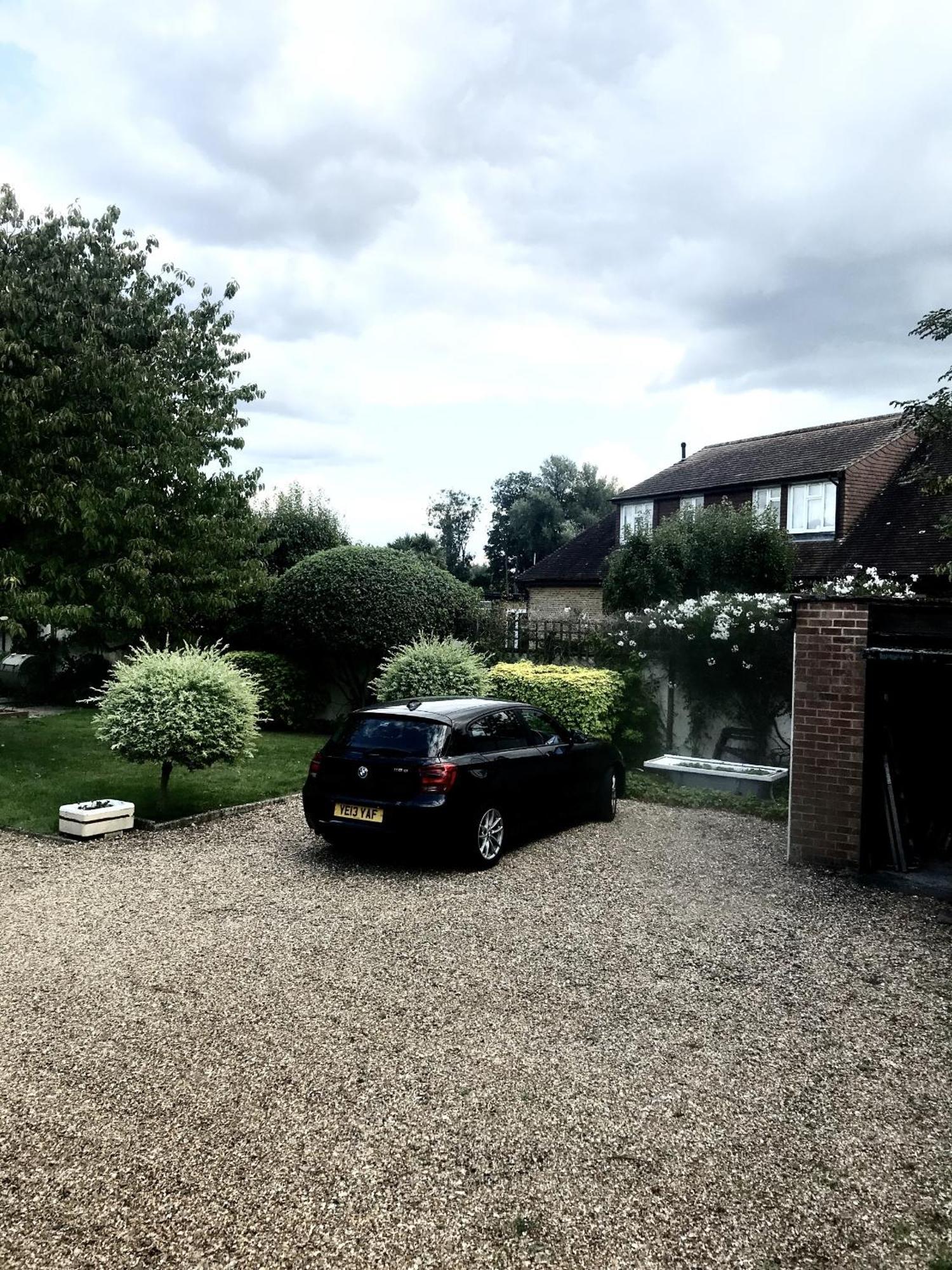 Cozy Double Bedroom In Stunning Bungalow On River Thames - Near Thorpe Park/Royal Holloway University/20Mins From Heathrow Staines-upon-Thames Екстер'єр фото