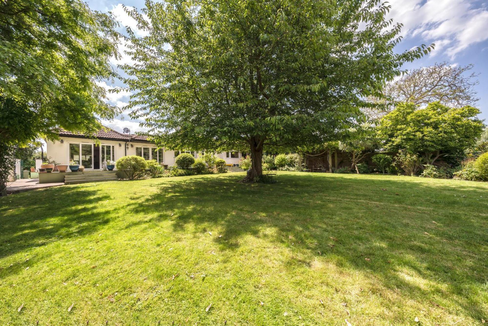 Cozy Double Bedroom In Stunning Bungalow On River Thames - Near Thorpe Park/Royal Holloway University/20Mins From Heathrow Staines-upon-Thames Екстер'єр фото