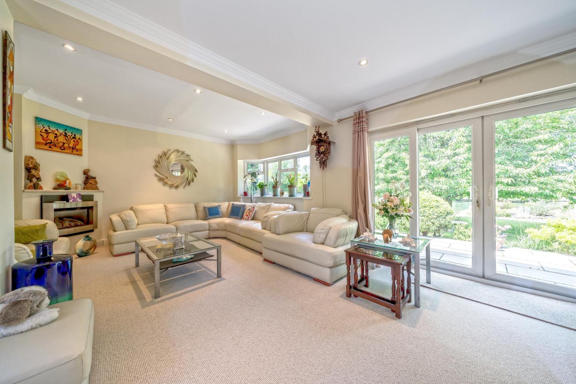 Cozy Double Bedroom In Stunning Bungalow On River Thames - Near Thorpe Park/Royal Holloway University/20Mins From Heathrow Staines-upon-Thames Екстер'єр фото